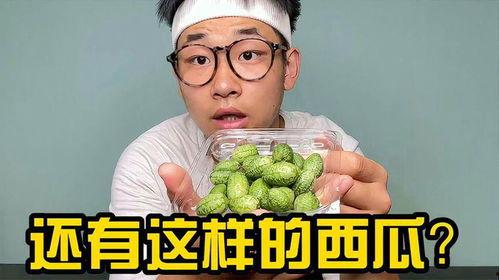 帅小伙实测网红吃瓜姿势,帅小伙实测带你领略潮流风采
