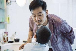 帅小伙实测网红吃瓜姿势,帅小伙实测带你领略潮流风采  第3张